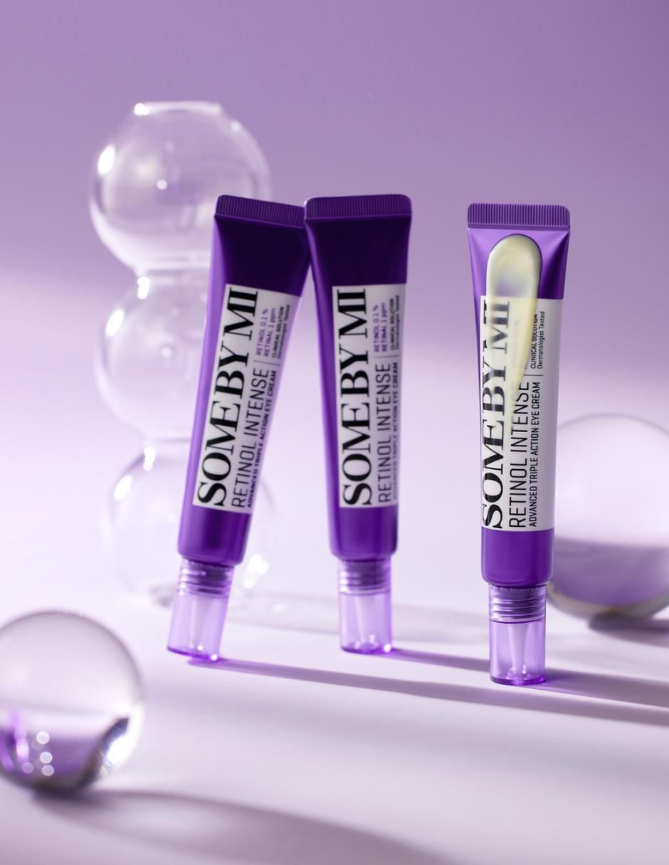 Crema para contorno de ojos recomendada para prevenir signos de la edad de noche Retinol Intense Advanced Triple Action Eye Cream Some By Mi todo tipo piel